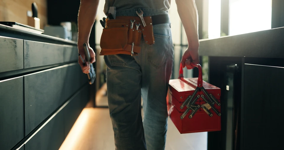 Ouvrier en uniforme bleu installant une fenêtre sur chantier résidentiel extérieur